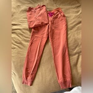 Figs terracotta. XS Zamora jogger and XXS Rafaela top